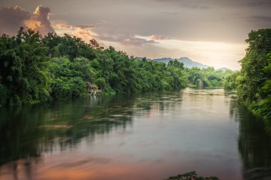 River Kwai manzara günbatımı zaman, Kanchanaburi, Tayland