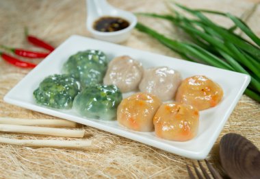 Buharda pişmiş hamur tatlısı sarımsak Chives ve Taro ve bambu ile doldurulmuş 