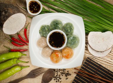 Buharda pişmiş hamur tatlısı sarımsak Chives ve Taro ve bambu ile doldurulmuş 