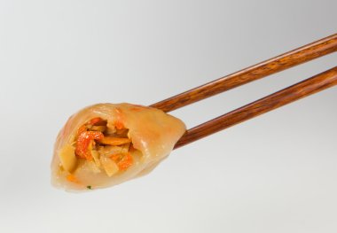 Buharda pişmiş hamur tatlısı sarımsak Chives ve Taro ve bambu ile doldurulmuş 