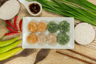 Buharda pişmiş hamur tatlısı sarımsak Chives ve Taro ve bambu ile doldurulmuş 