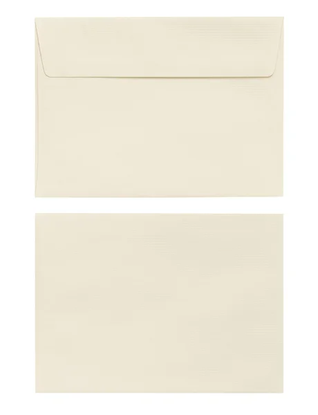 Envelope creme isolado em fundo branco com caminhos de recorte — Fotografia de Stock