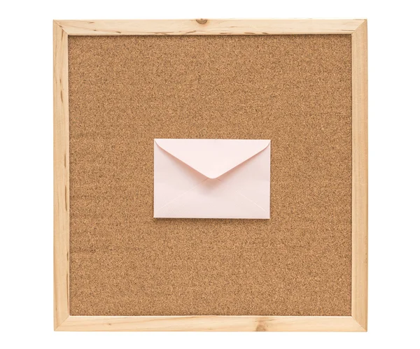 Envelope branco na placa de cortiça quadro fundo — Fotografia de Stock