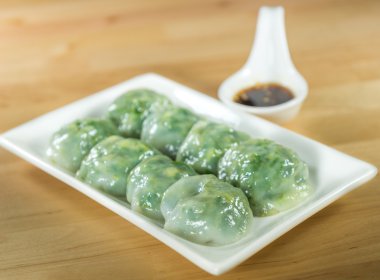 Buharda pişmiş hamur tatlısı sarımsak Chives ve Taro ve bambu ile doldurulmuş 