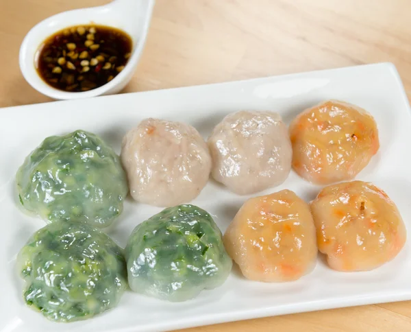 Gedämpfte Knödel gefüllt mit Knoblauch Schnittlauch und Taro und Bambus — Stockfoto