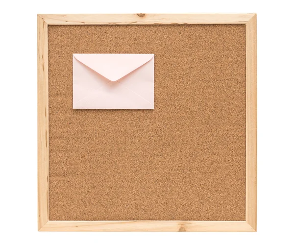 Envelope branco na placa de cortiça quadro fundo — Fotografia de Stock
