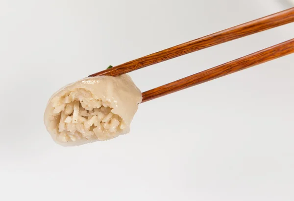 Пельмени на пару фаршированные чесночным луком и Таро и бамбуком — стоковое фото