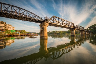 Ölüm demiryolu Köprüsü Kwai Nehri üzerinde