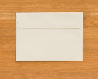 ahşap arka plan üzerinde beyaz zarf