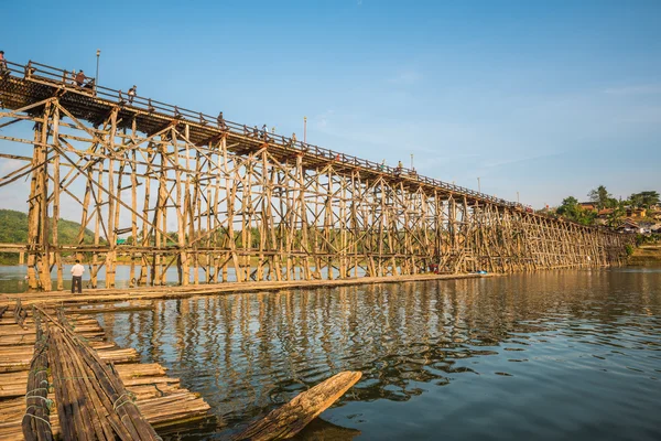 Holzbrücke (Mon-Brücke) im Bezirk Sangkhlaburi, Kanchanabur — Stockfoto