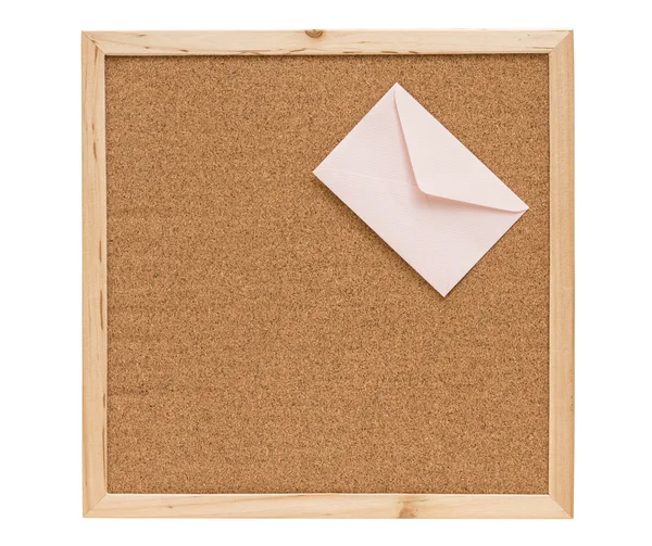 Enveloppe blanche sur fond de cadre en liège — Photo