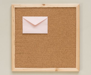 mantar pano çerçeve arka plan üzerinde beyaz zarf