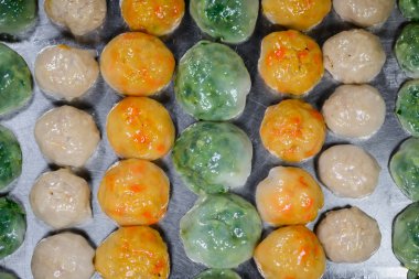 Buharda pişmiş hamur tatlısı sarımsak Chives ve Taro ve bambu ile doldurulmuş 