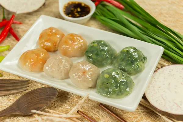 Steamed Dumpling stuffed with Garlic Chives and Taro and bamboo — Stock Photo, Image