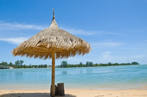 Sunshade and the beach — Stock Photo, Image