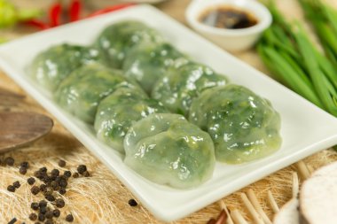 Buharda pişmiş hamur tatlısı sarımsak Chives ve Taro ve bambu ile doldurulmuş 