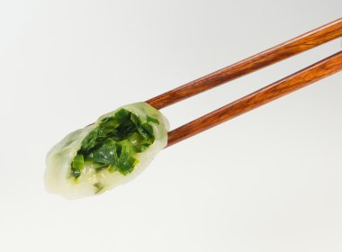 Buharda pişmiş hamur tatlısı sarımsak Chives ve Taro ve bambu ile doldurulmuş 