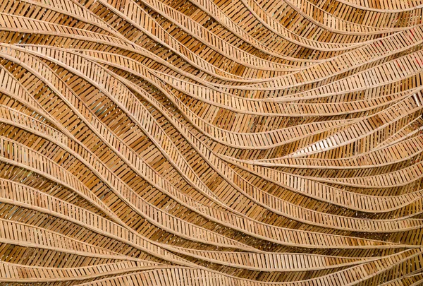 波浪褐色工艺背景的现代风格图案 装饰墙用竹面编织纹理 — 图库照片