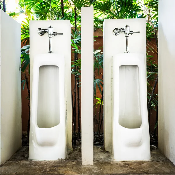 Banheiro design de interiores com linha urinal branca — Fotografia de Stock