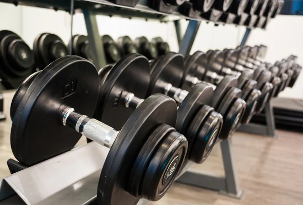 Schwarze Hantel im Fitnessraum — Stockfoto