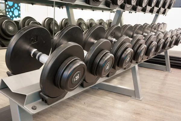 Schwarze Hantel im Fitnessraum — Stockfoto