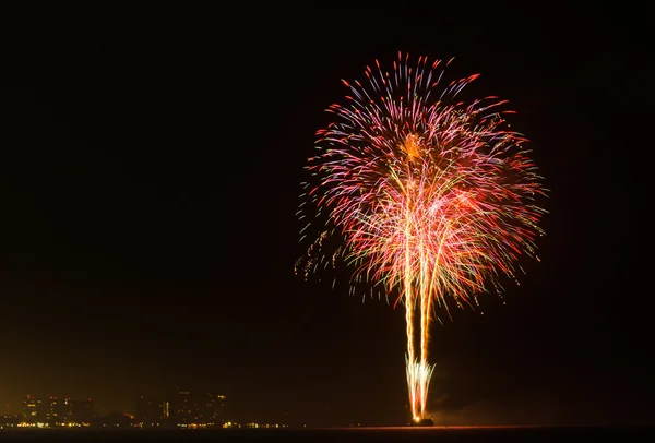 Fuegos artificiales en la noche — Foto de Stock