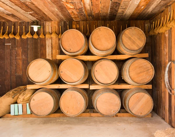 Cerrar barricas de vino apiladas — Foto de Stock