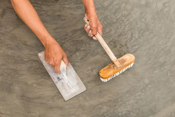 Mano usando paleta de acero para terminar superficie de hormigón húmedo pulido — Foto de Stock