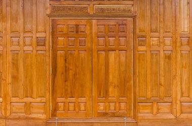 Ahşap duvardaki ahşap pencere..