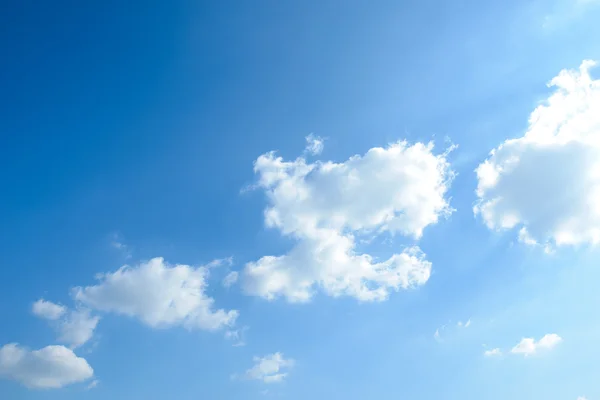 Mooie blauwe lucht met wolken — Stockfoto