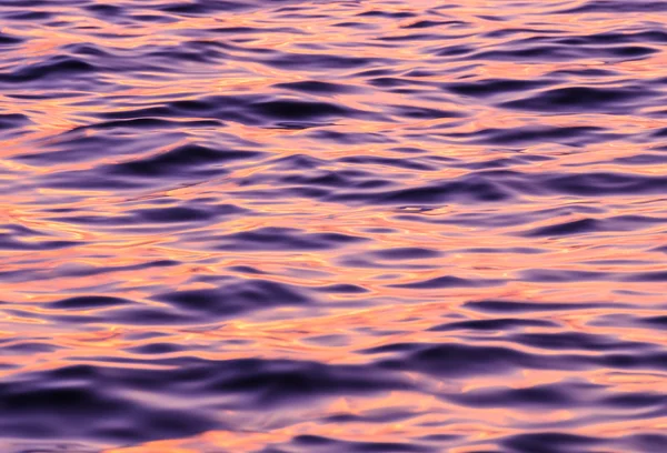 O efeito das ondas de água na hora do pôr do sol — Fotografia de Stock