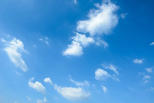 Mooie blauwe lucht met wolken — Stockfoto