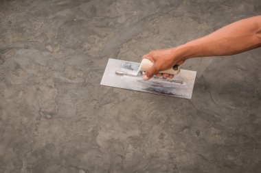 Çelik mala cilalı ıslak beton yüzey kalitesi için kullanarak ele