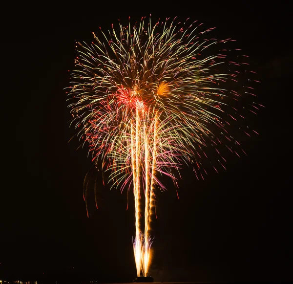 Fuegos artificiales en la noche — Foto de Stock