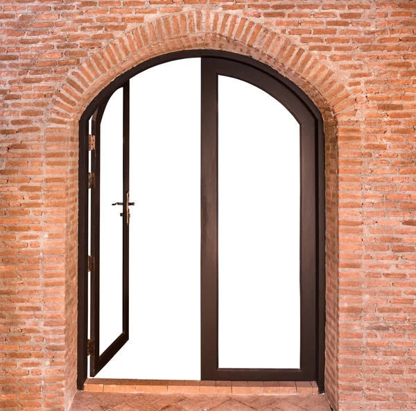 Puerta de arco negro en la pared de ladrillo rojo —  Fotos de Stock