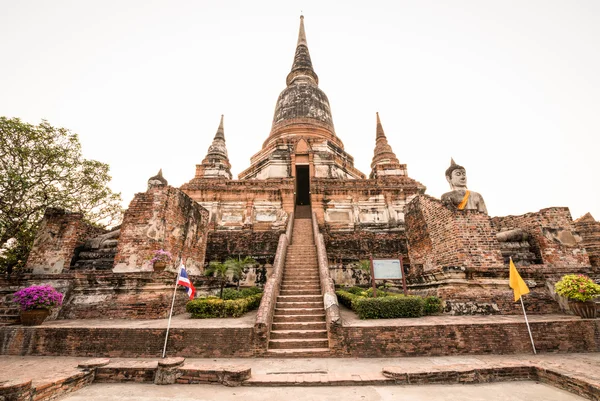 Det gamle tempel ved Wat Yai Chai Mongkol - Stock-foto