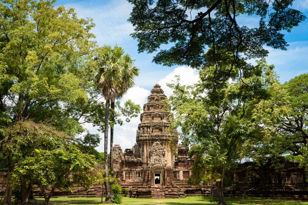 Histórico Castillo de Prasat Hin Phimai en Nakhon Ratchasima, Tailandia —  Fotos de Stock