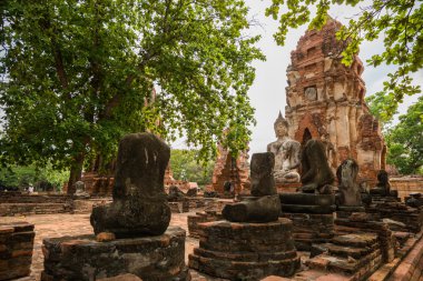 Eski Buda heykeli ve eski tapınak mimarisi