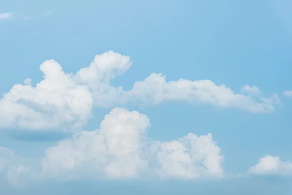 Schöner blauer Himmel mit Wolken in der Natur — Stockfoto