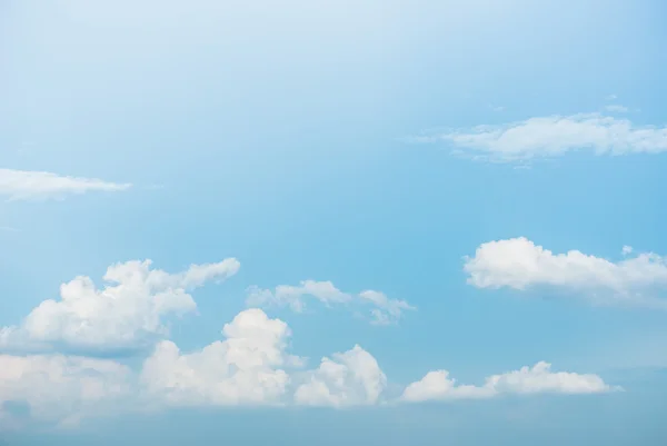 Mooie blauwe hemel met wolken in de natuur — Stockfoto