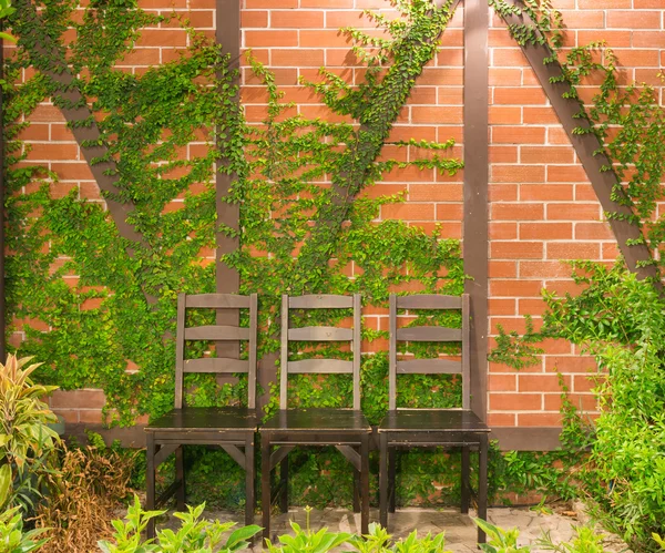 Trois chaise de bureau en bois dans le jardin — Photo