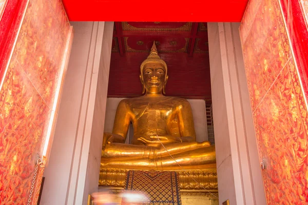 Barva Zlatá socha Buddhy v chrámu — Stock fotografie