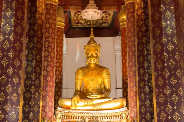 Goldene Farbe der gekrönte Buddha im Ubosot — Stockfoto