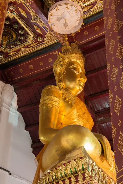 Zlatá barva korunovaný Buddha v ubosot — Stock fotografie