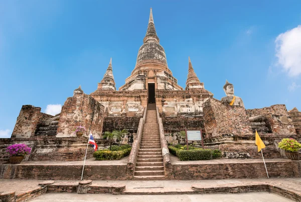 Oude tempel op wat yai chai mongkol — Stockfoto