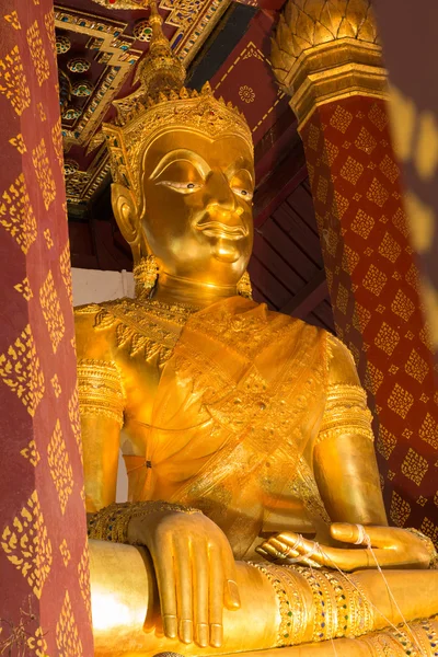 Gyllene färg krönt Buddha i ubosot — Stockfoto