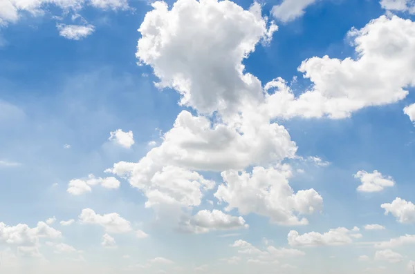 Mooie blauwe lucht met wolken — Stockfoto