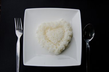 kalp şeklinde beyaz tabak pirinç