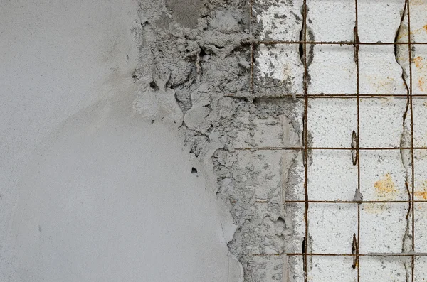 Betonarme duvar arasında styrofoam — Stok fotoğraf