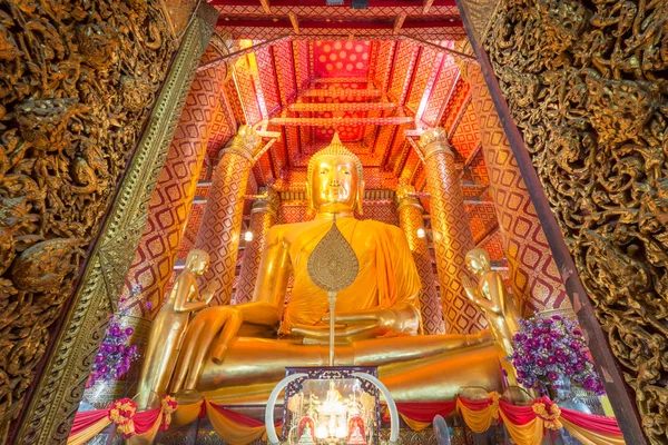 Zlatá socha Buddhy v chrámu Wat Phanan Choeng — Stock fotografie